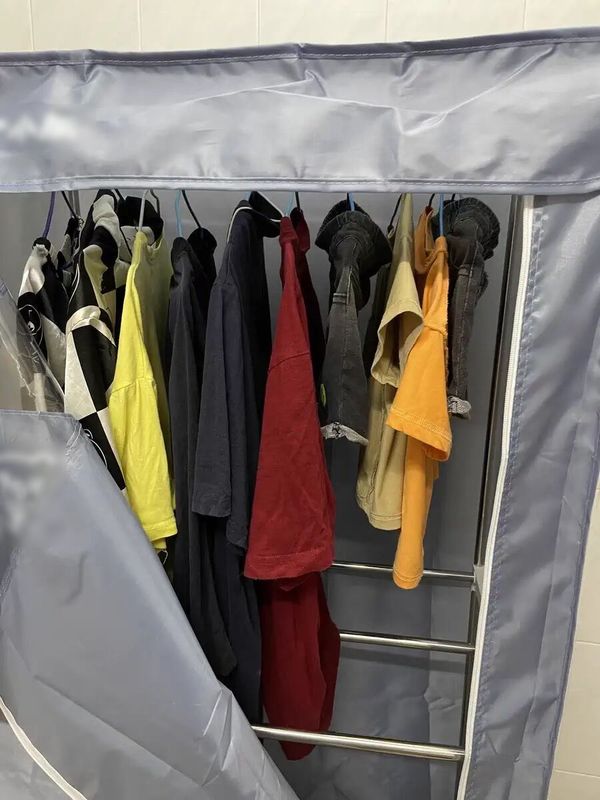 該暖風乾衣架包括一個乾衣架、乾衣袋和暖風機，乾衣架為雙層設計。（Facebook群組「淘寶開心share」圖片）