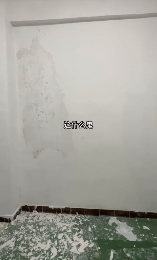 他施工2天後發現有牆漆裂開、新油漆剝落的情況。（影片截圖）