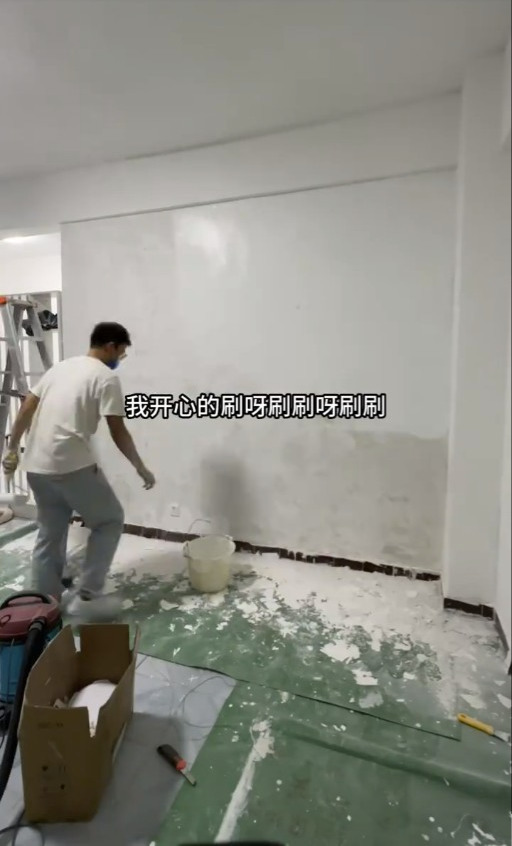 他拆除全屋的舊牆紙再重新髹油。（影片截圖）