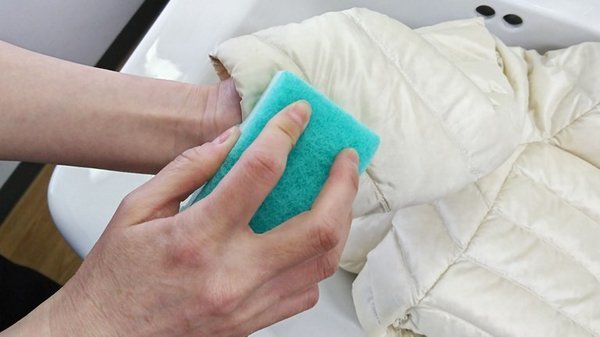 有污漬的領口或袖口位向外，以沾上洗衣液的百潔布拍打。