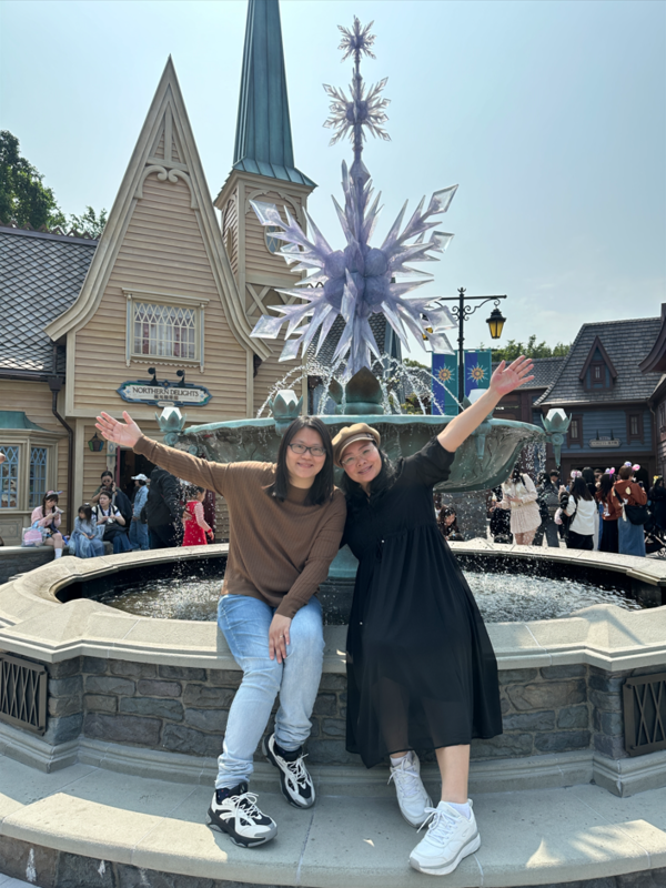 馨文(右)與朋友到訪「魔雪奇緣世界」。（香港迪士尼提供）