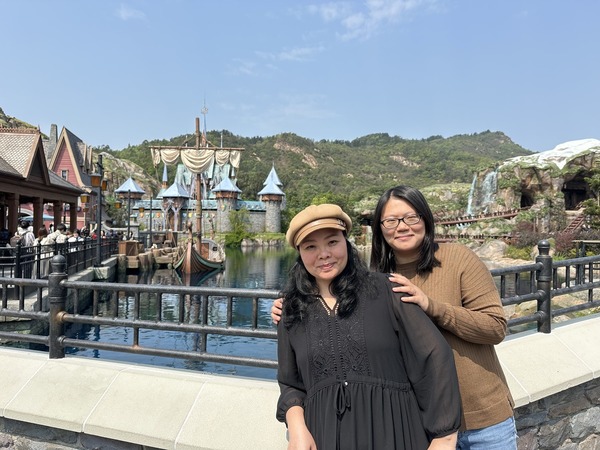 馨文(左)與朋友到訪「魔雪奇緣世界」。（香港迪士尼提供）