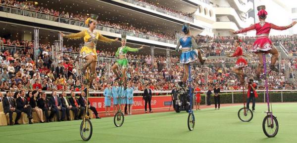 （2013 國慶賽馬日開幕禮花絮）香港賽馬會特別邀請了中國內蒙古雜技團，在開幕禮上表演《高車踢碗》。