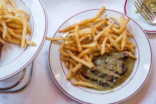 招牌秘製醬汁及手切法式薯條，是享用le “Relais de l’Entrecote”法式牛扒的特色