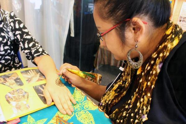 每天有至少一位南亞裔婦女進駐，為大家畫Henna。