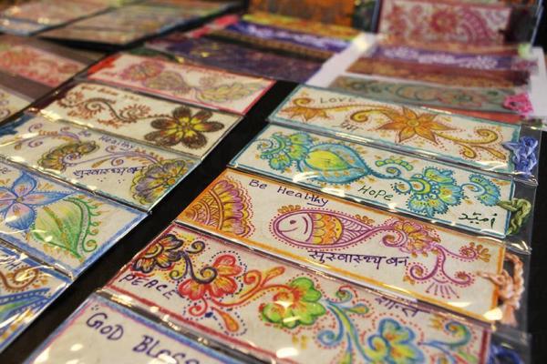 全手人製作的尼泊爾草紙書籤，每張圖案與祝福語都不一樣的，超有心思！