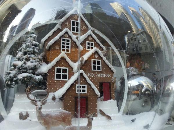 位於Hysan Place地面的巨型聖誕球 The Bauble House
