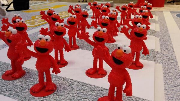 在芝麻街夢幻聖誕城內，30隻迷你Elmo在馬路上向大家揮手。