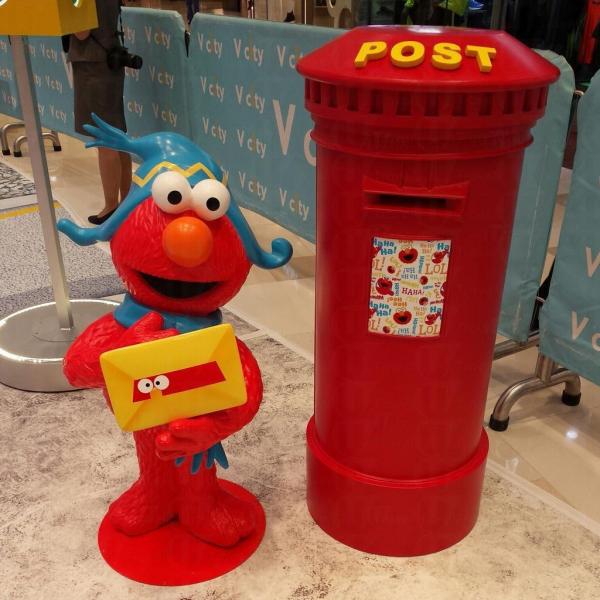 Elmo郵筒不但造型可愛，亦會提供代寄服務。