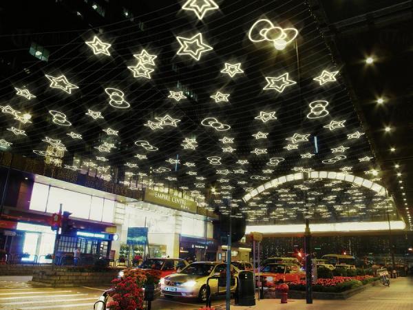 尖沙咀中心與帝國中心突破傳統，以超過200顆蝴蝶結 和星星，將麼地里的上空變為閃爍星海