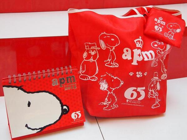 apm特別推出Snoopy別注版限定潮物，包括：座枱年曆 、Snoopy造型環保袋，供大家消費換領。