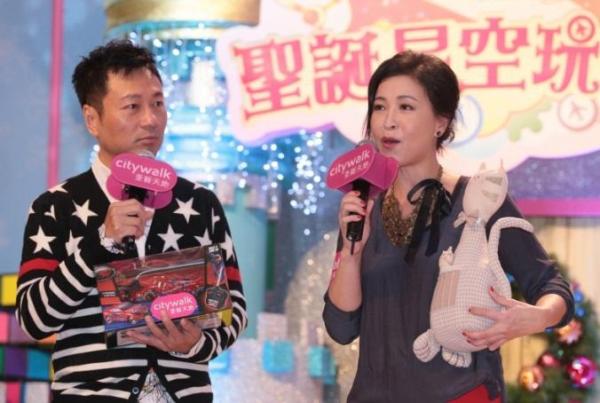 藝人黎耀祥先生及蘇玉華小姐分別捐贈遙控車及貓貓公仔