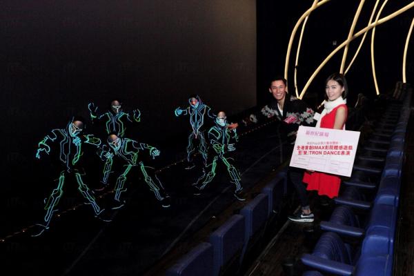 映前Pop出驚喜體驗二，於聖誕期間觀眾可於全新的UA戲院欣賞結合音樂、舞蹈及光的元素，配以利用科技編制舞步的至「螢」Tron Dance表演。