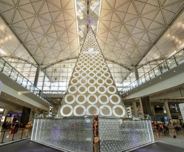 16米Swarovski閃亮聖誕樹 閃爍香港國際機場