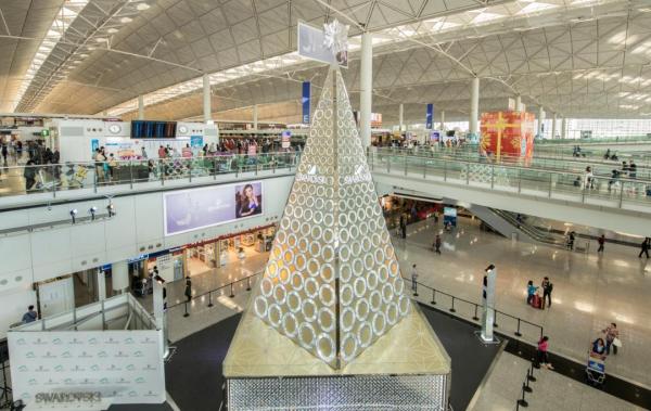 16米Swarovski閃亮聖誕樹 閃爍香港國際機場