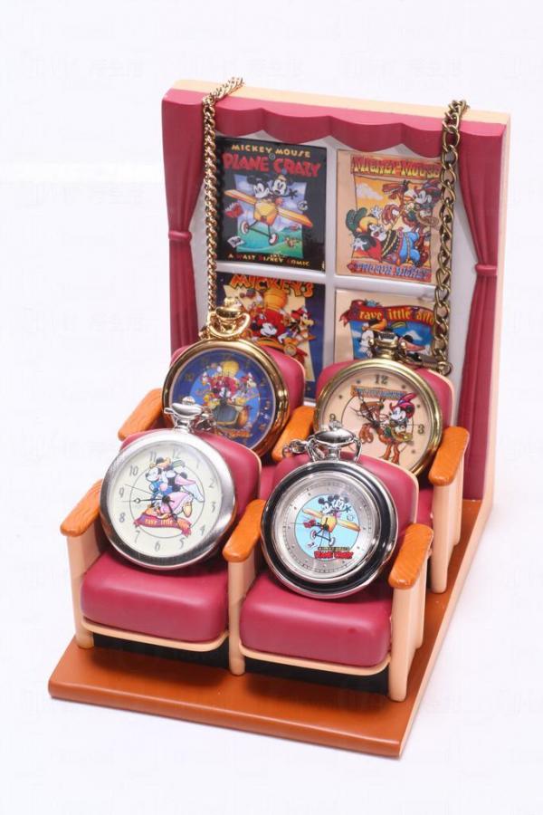 1990年出產，一套4件的米奇陀錶，代表著米奇的4套經典動畫。配上這個仿如電影院的特製陶瓷製展示架，更顯珍貴。