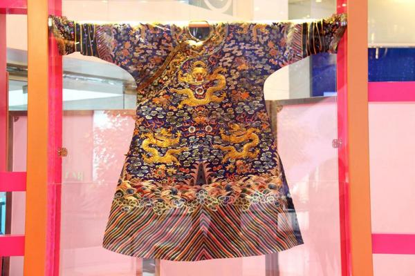 重點展品包括於2008北京奧運會「中國工藝精品展」及「中國非物質文化遺產展覽」榮獲金獎之高仿清朝皇帝龍袍。