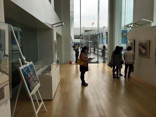 「海港城‧美術館」展出國際知名的美國「地景」藝術家克里斯多Christo及珍娜‧克勞德Jeanne-Claude，於世界各地「包裹」的建築物、橋樑、甚至是海岸線，由籌備到完成的珍貴手稿及相片