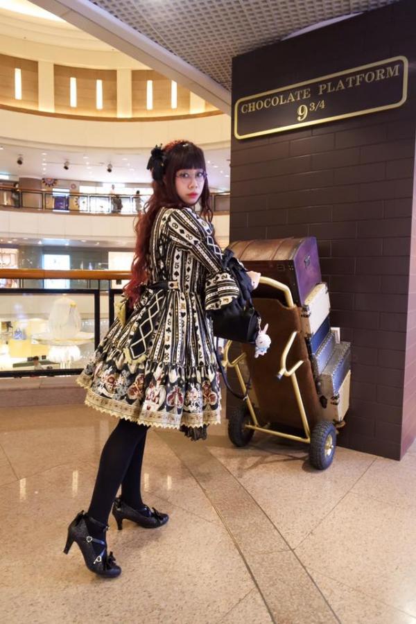 來Miyako`靈即場為大家示範甜美系及哥德式的 Lolita妝容 (圖:FB@Queenie Miyako Windsor)