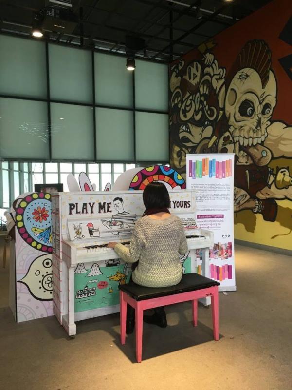 東區柴灣青年廣場所擺放的鋼琴。(圖: fb@PMQ元創方)
