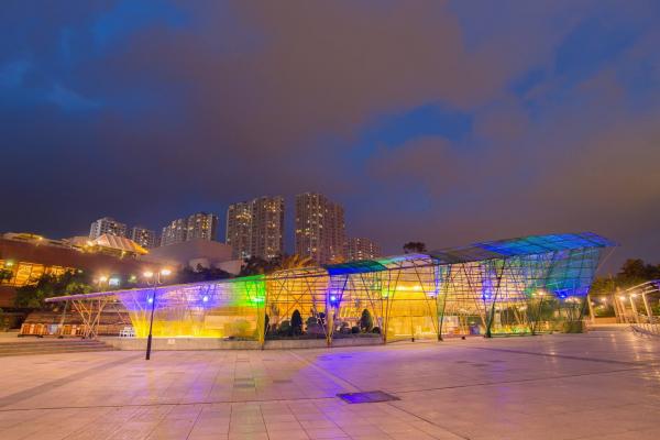 沙田中央公園的「山水‧相逢」展覽館星期六夜晚會亮起不同顏色的燈。(圖: fb@Hong Kong Jockey Club H.A.D Walk)