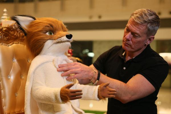 人偶製作大師Lan Mackinnon將《狐狸先生無得頂》重現。