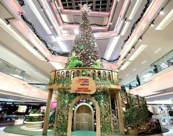 全港最高達21米（70呎）的室內聖誕樹