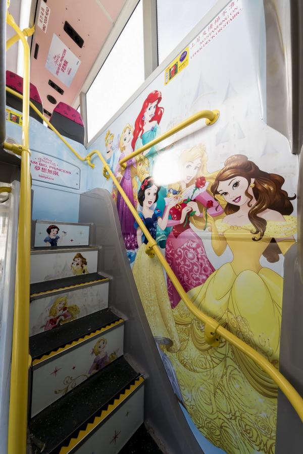迪士尼公主超親民 不擺架子陪你坐巴士！