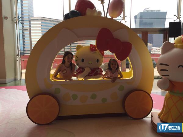 九龍灣Hello Kitty生日會 20呎蛋糕屋+溜冰場雪祭