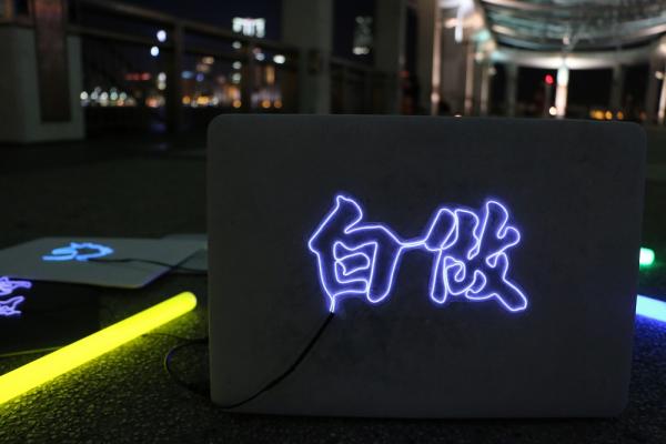 極具本土特色！發光霓虹燈+香港潮語電腦殼