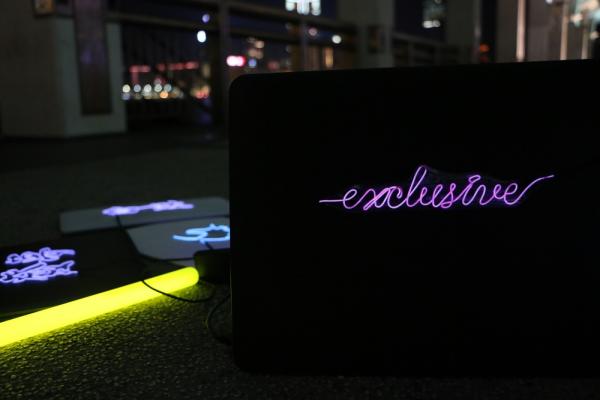 極具本土特色！發光霓虹燈+香港潮語電腦殼