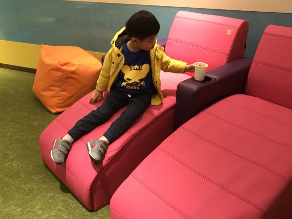 【親子好去處】全港首間兒童主題電影院 兒童沙發座椅、夾公仔機/保齡球遊戲區