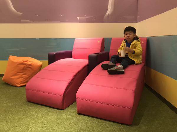 【親子好去處】全港首間兒童主題電影院 兒童沙發座椅、夾公仔機/保齡球遊戲區