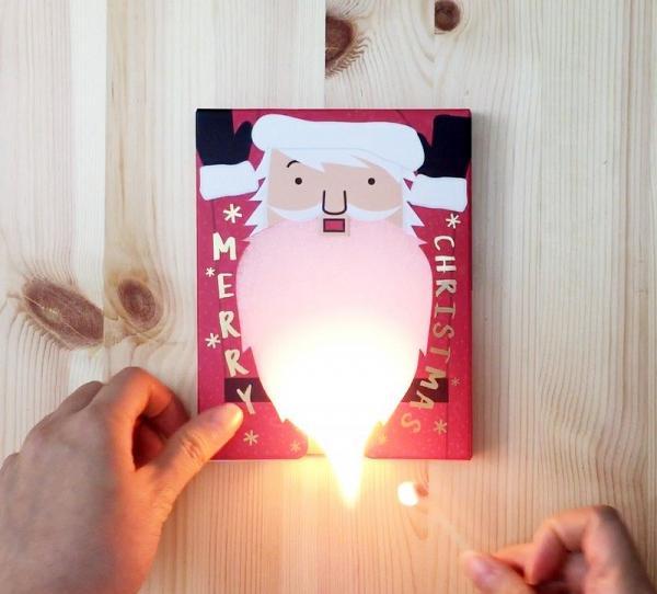 聖誕卡會附送火柴，收到的朋友只要用火柴燒著聖誕老人的鬍鬚同埋雪人嘅身體，就可以見到卡上的祝福啦！