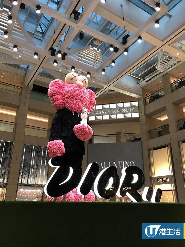 【中環好去處】中環10米高巨型藝術雕塑！粉紅花朵組成Dior x KAWS