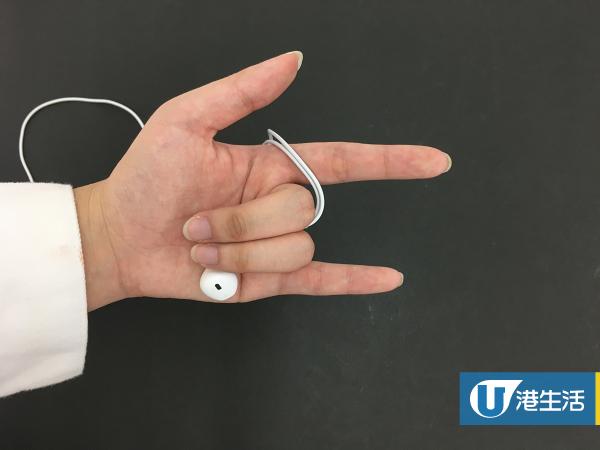 伸出食指及尾指八字型將耳機線繞在食指及尾指間