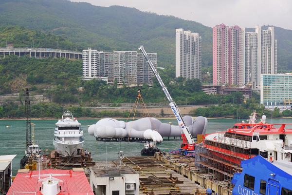 【中環好去處】37米巨型KAWS裝置完成充氣　倒數2日漂入維港！