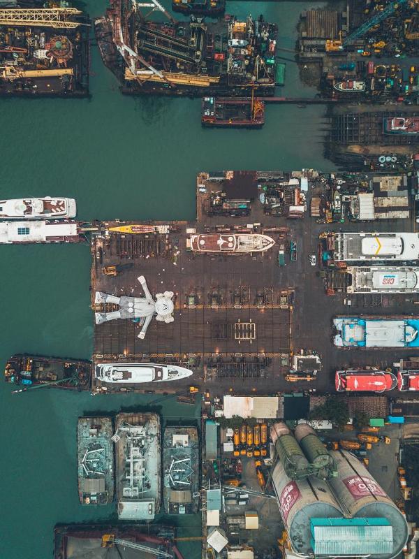 【中環好去處】37米巨型KAWS裝置完成充氣　倒數2日漂入維港！