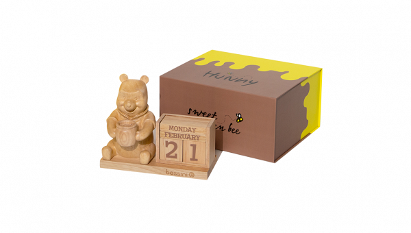 購物滿$1200送Winnie the Pooh木製座枱日曆一個(價值$780)
