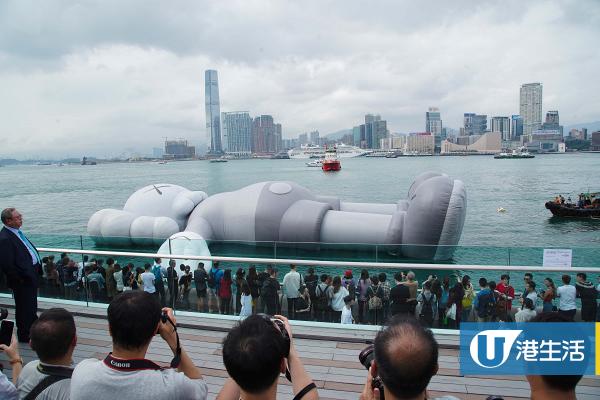 【中環好去處】37米巨型KAWS裝置終於游到維港！招牌「XX眼」臥姿公仔率先睇