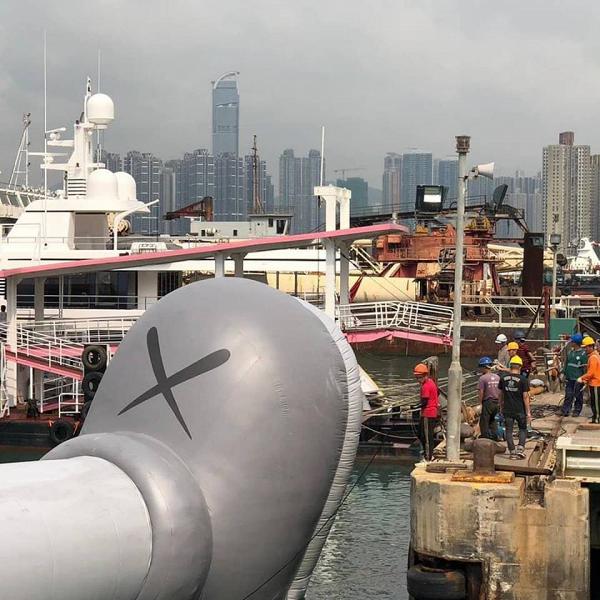 巨型KAWS公仔8日即告別香港！風力太強大會表示提早結束