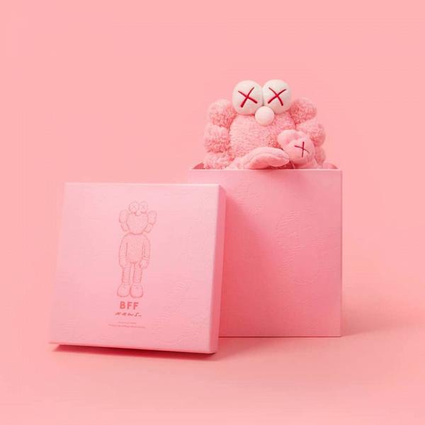 KAWS全新BFF系列登場！粉紅色限量毛公仔 香港4月開售