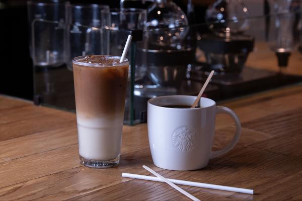Starbucks宣布全線停用塑膠飲管！即日起轉紙飲管/木製攪拌棒