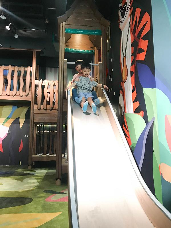 【親子好去處】荃灣新開7000呎大自然室內遊樂場+餐廳！賽車/火山滑梯/爬樹屋