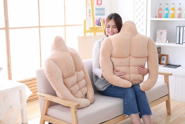 韓國新推六舊腹肌「男朋友」攬枕！單身女仔必備　魔術貼設計攬到實一實
