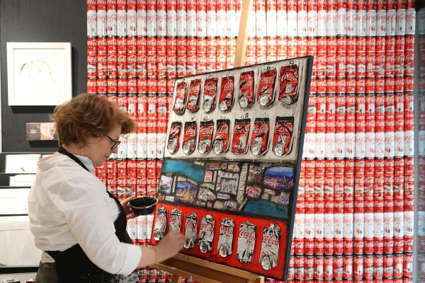【中環好去處】可口可樂塗鴉畫展登陸中環！650罐巨型可樂牆+錄音卡帶畫作