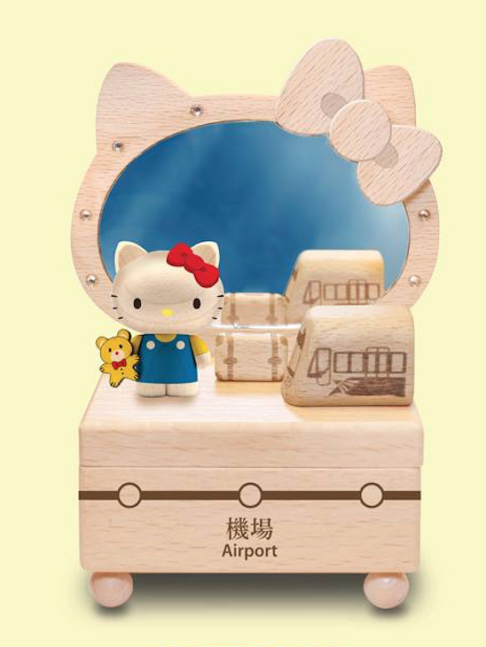 「幸福旅途」儲物盒($198)上有水晶圍著玻璃鏡，Hello Kitty帶住行李準備乘坐機場快綫！
