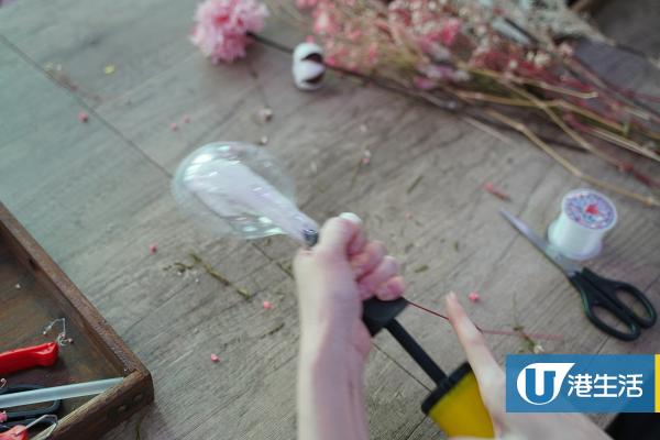 首先用紙巾將花保護好，再小心地將花放在氣球中。