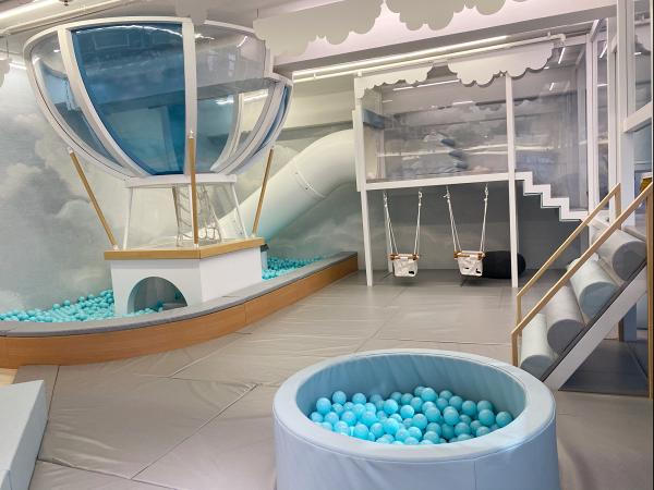【親子好去處】荃灣新開英國製作室內遊樂場連cafe！熱氣球攀爬架/波波池/韆鞦