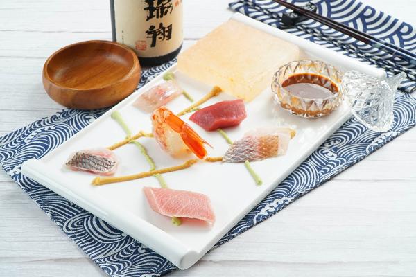 【可持續發展海產刺身】 選用時令新鮮日本刺身，如白身魚，吞拿魚，油甘魚，甜蝦等。